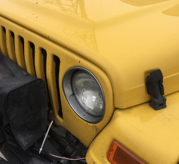 Jeep with rock chips